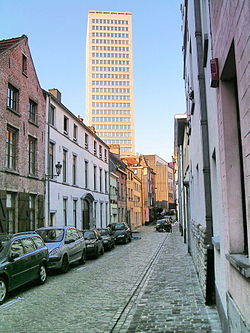 In Brussel werden veel historische gebouwen gesloopt en vervangen door generieke moderne gebouwen. Deze wolkenkrabber staat op de plaats van Victor Horta's Art Nouveau Maison du Peuple. (Foto genomen vanaf de Samaritaine-straat).