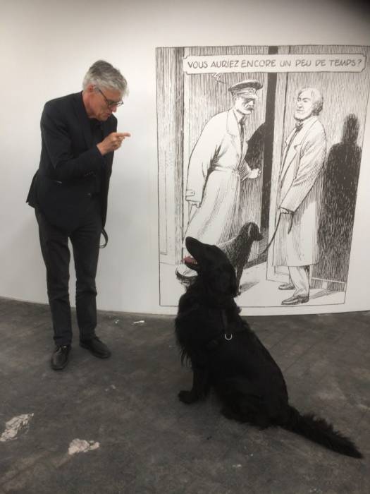 Le dessinateur et scénographe belge François Schuiten, avec son chien Jim,
découvre l'exposition sur "Le Dernier Pharaon" qui lui est consacré à Amiens, en...