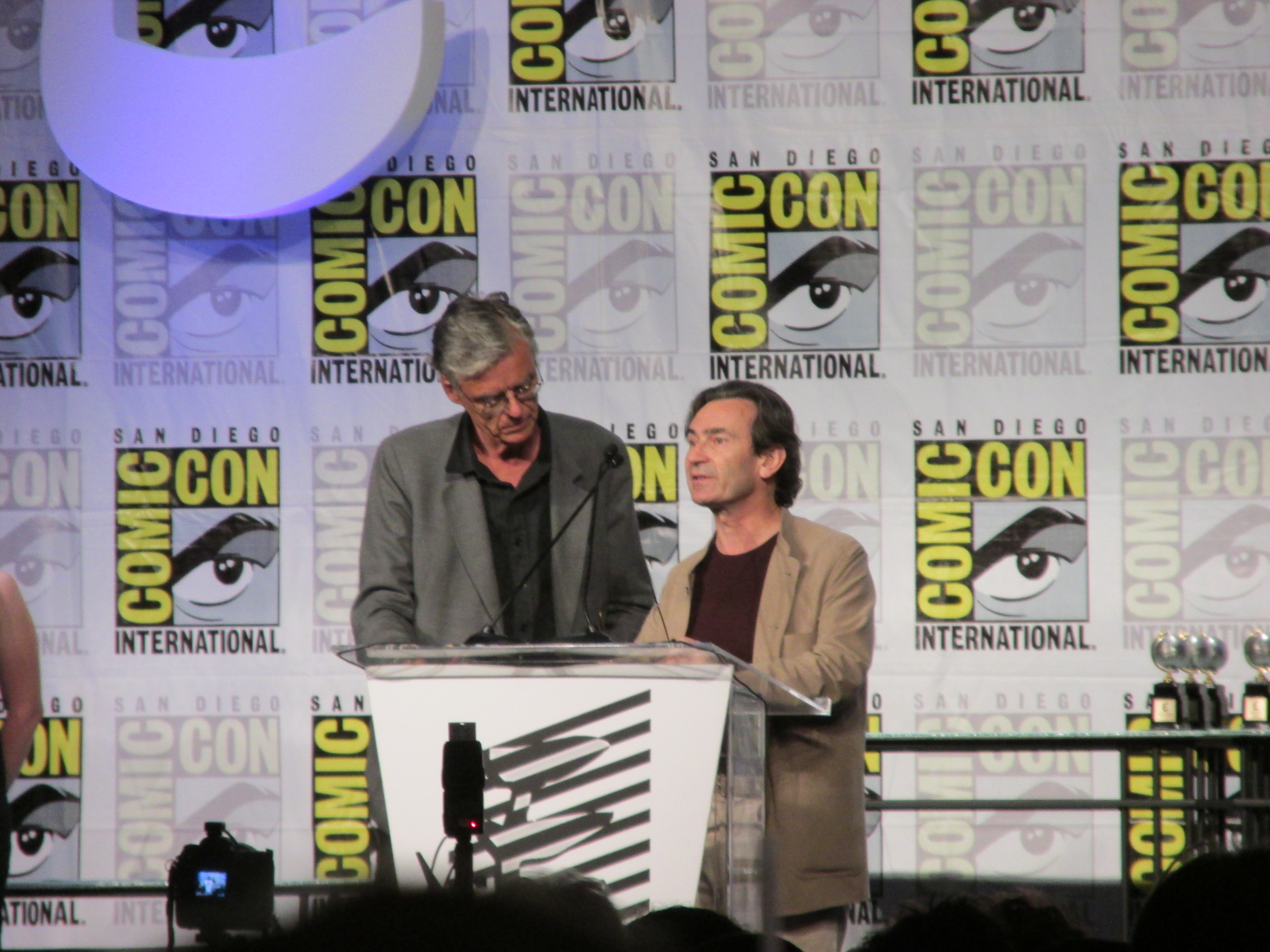 François Schuiten et Benoît Peeters présentant les Eisner Awards lors du Comic Con 2014.