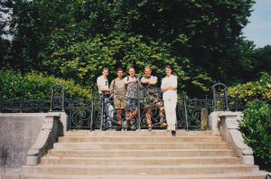 De gauche à droite :  Olivier, Bert, Caspar, Eilko et Quentin, éventuellement devant le [[A Desombres Museum]] 