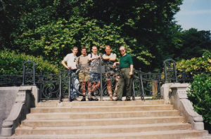 De gauche à droite :  Olivier, Bert, Caspar, Eilko et Sylvain, peut-être devant le [[A Desombres Museum]] 